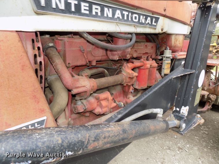 image for item DO9360 1970 Farmall 856 tractor