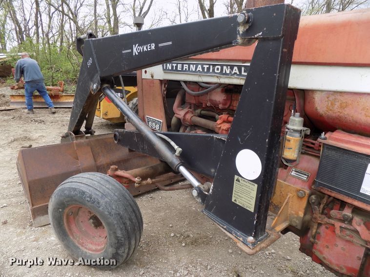 image for item DO9360 1970 Farmall 856 tractor