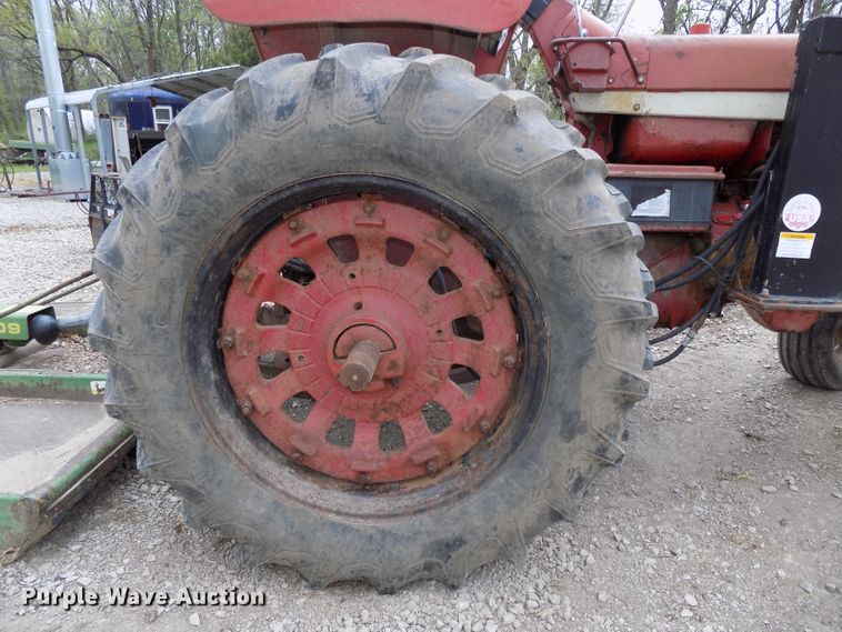 image for item DO9360 1970 Farmall 856 tractor