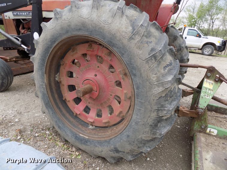 image for item DO9360 1970 Farmall 856 tractor