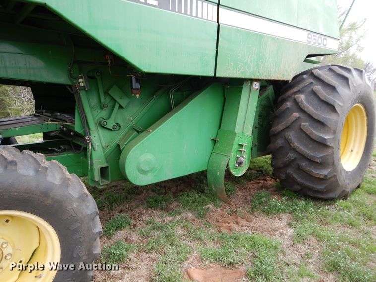 image for item GK9133 1996 John Deere 9600 combine