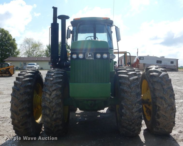 image for item GU9981 1984 John Deere 8450 4WD tractor