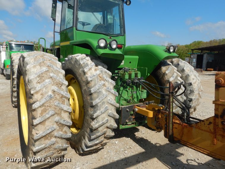 image for item GU9981 1984 John Deere 8450 4WD tractor