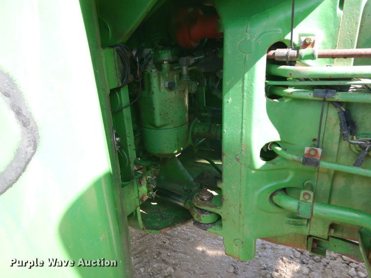 image for item GU9981 1984 John Deere 8450 4WD tractor