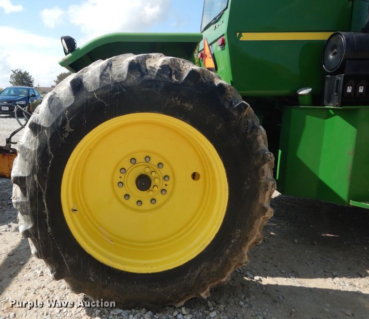 image for item GU9981 1984 John Deere 8450 4WD tractor