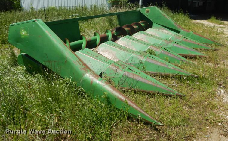 image for item GU9986 John Deere 643 corn head