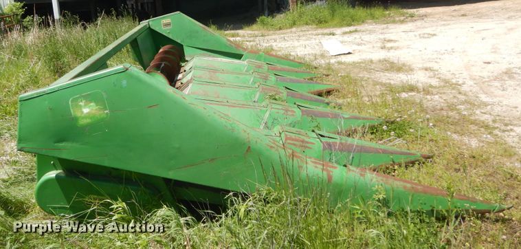 image for item GU9986 John Deere 643 corn head