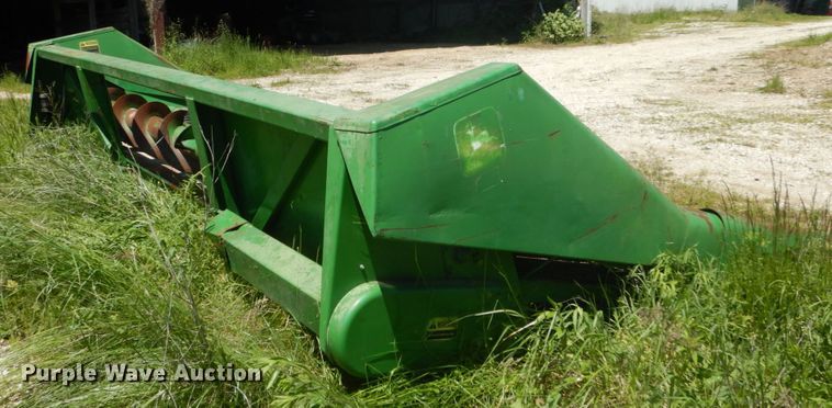 image for item GU9986 John Deere 643 corn head