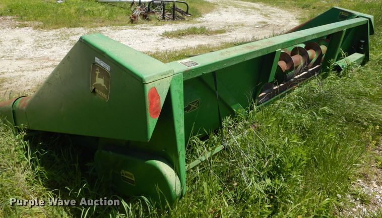 image for item GU9986 John Deere 643 corn head