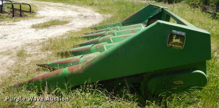 image for item GU9986 John Deere 643 corn head