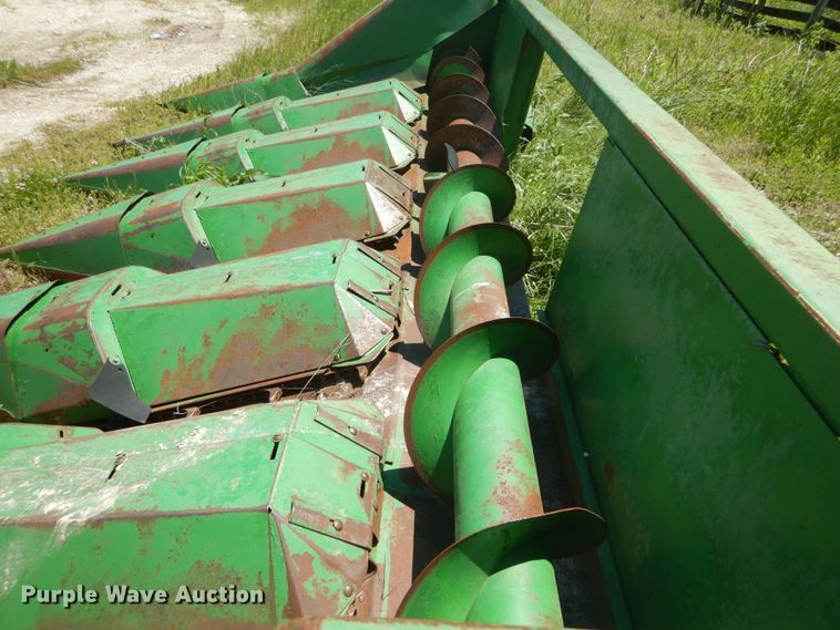 image for item GU9986 John Deere 643 corn head