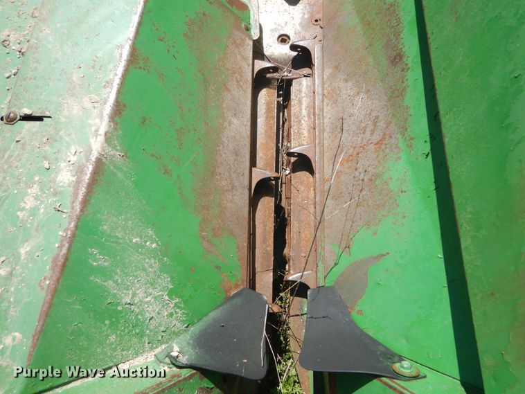 image for item GU9986 John Deere 643 corn head