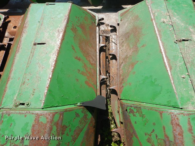 image for item GU9986 John Deere 643 corn head