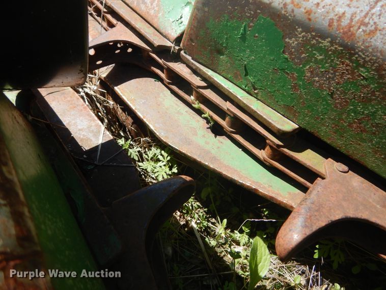 image for item GU9986 John Deere 643 corn head