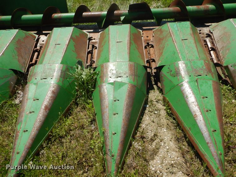 image for item GU9986 John Deere 643 corn head
