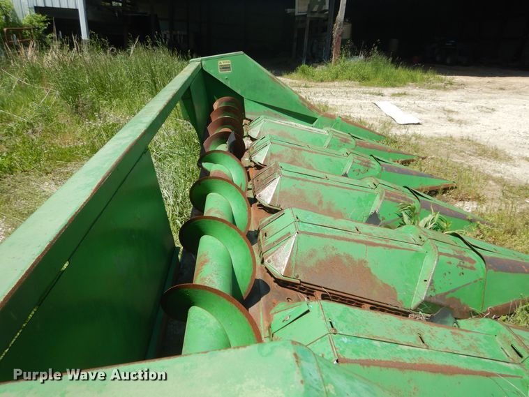 image for item GU9986 John Deere 643 corn head