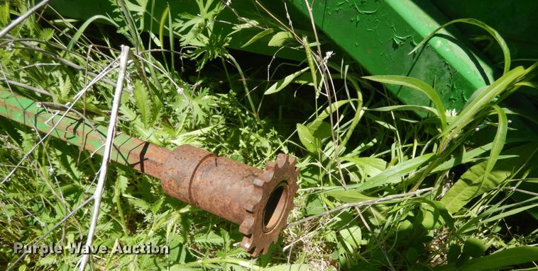 image for item GU9986 John Deere 643 corn head