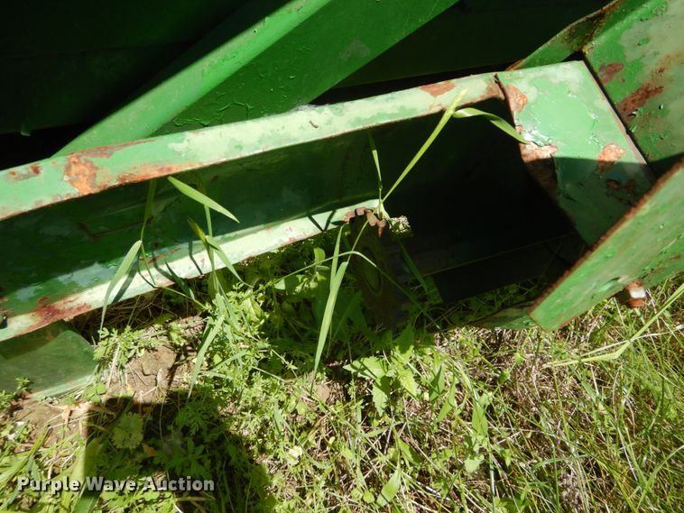 image for item GU9986 John Deere 643 corn head