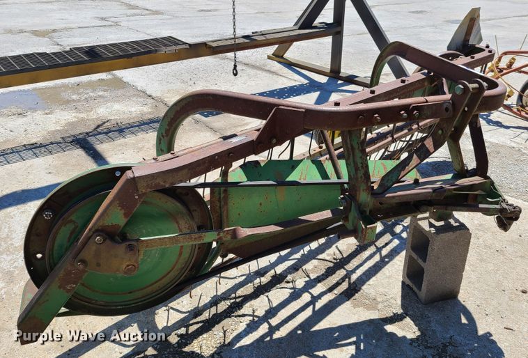 image for item K5861 John Deere hay rake