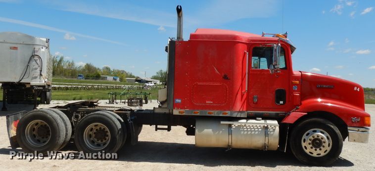 image for item DE5634 1995 International 9200 semi truck