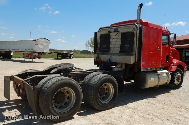 image for item DE5634 1995 International 9200 semi truck