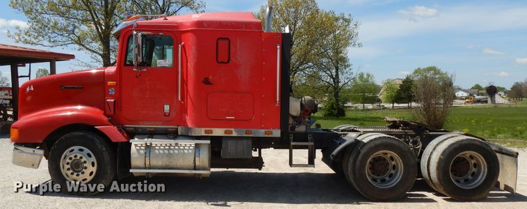 image for item DE5634 1995 International 9200 semi truck