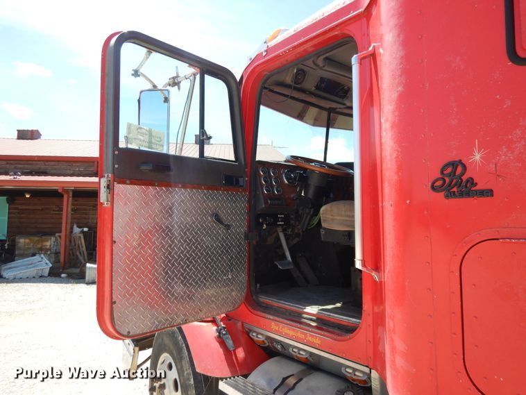 image for item DE5634 1995 International 9200 semi truck