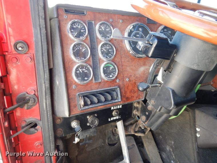 image for item DE5634 1995 International 9200 semi truck