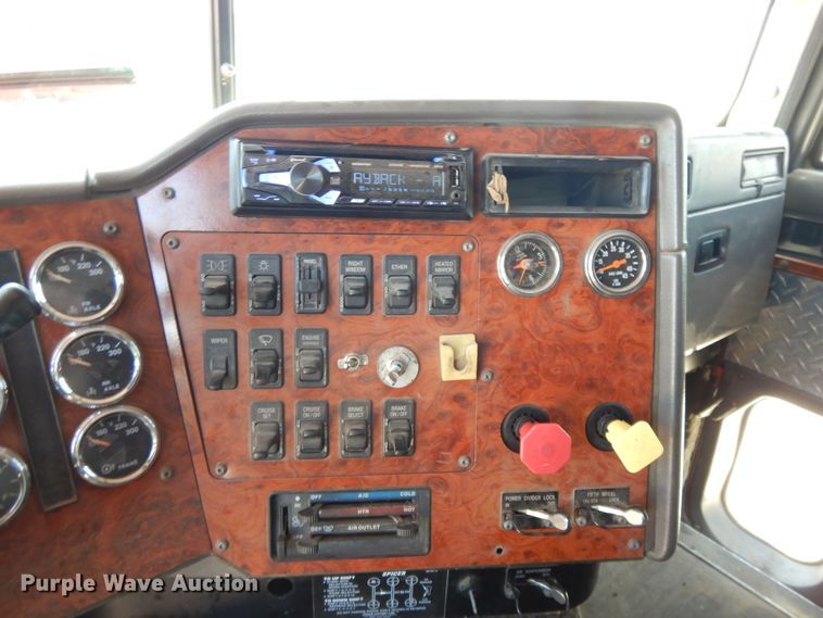 image for item DE5634 1995 International 9200 semi truck