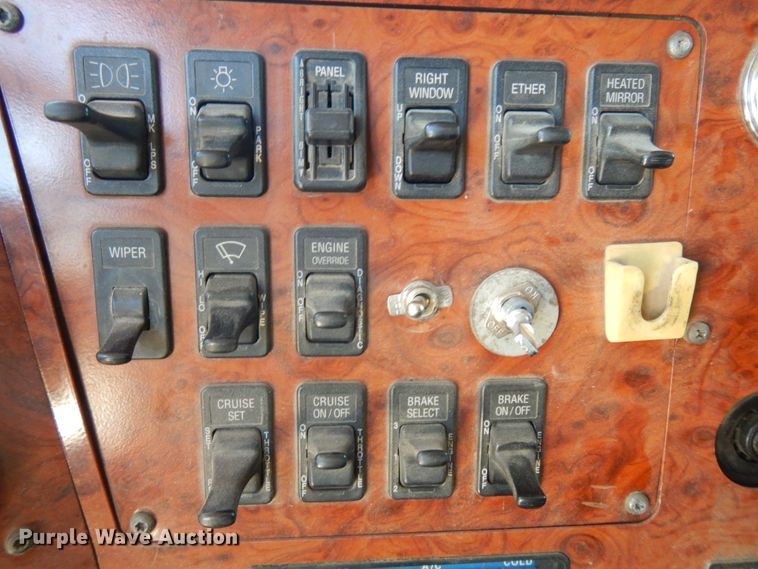 image for item DE5634 1995 International 9200 semi truck