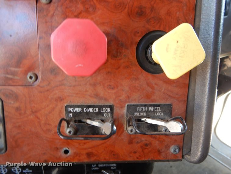 image for item DE5634 1995 International 9200 semi truck