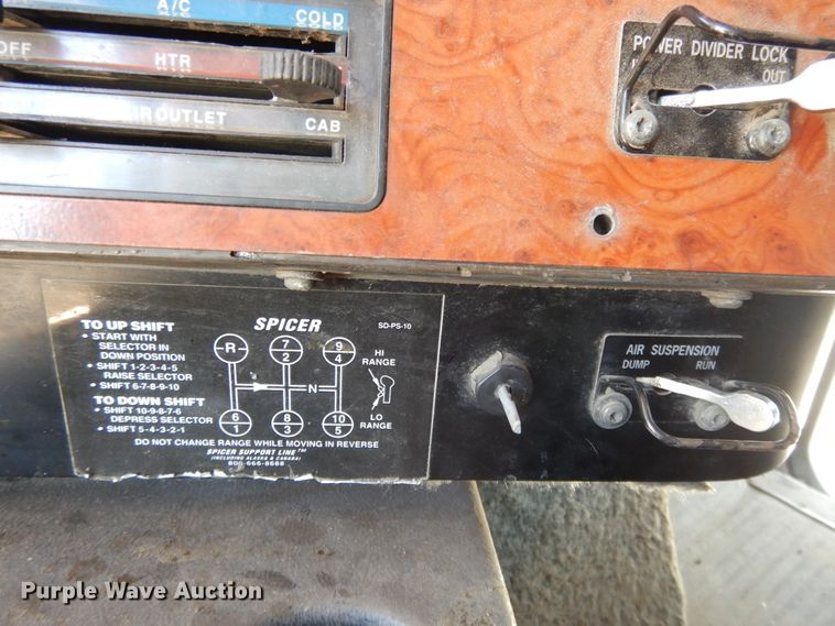 image for item DE5634 1995 International 9200 semi truck