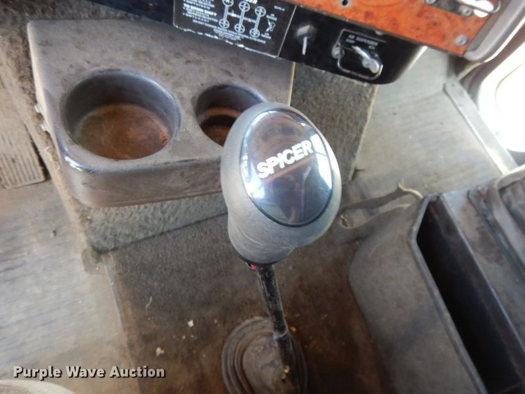 image for item DE5634 1995 International 9200 semi truck