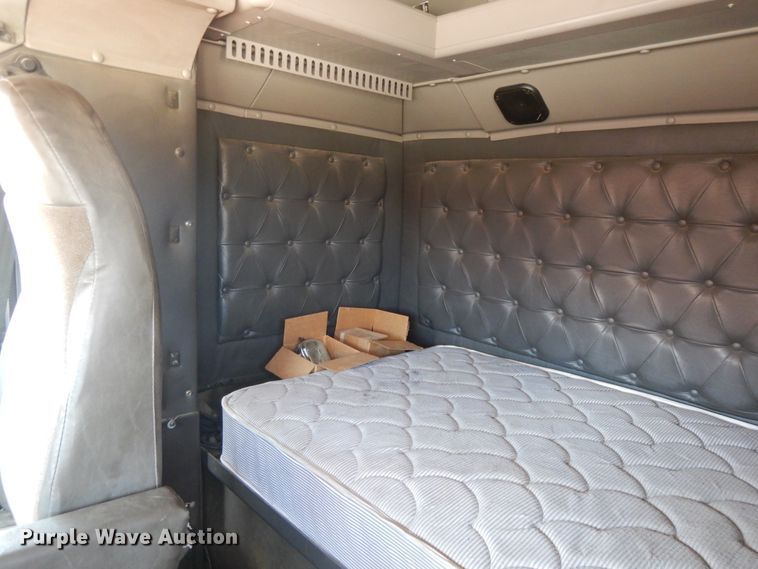 image for item DE5634 1995 International 9200 semi truck