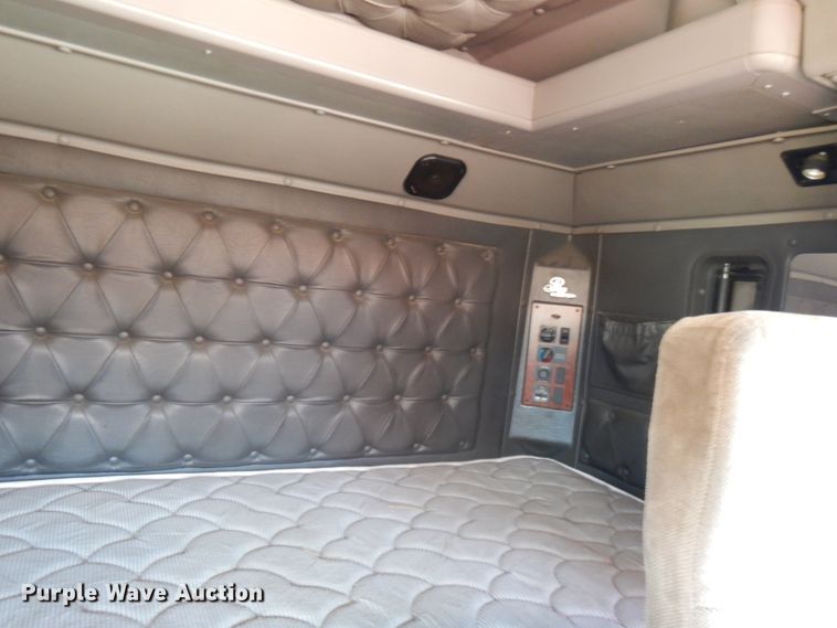 image for item DE5634 1995 International 9200 semi truck