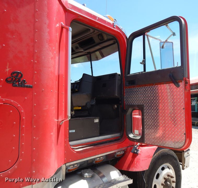 image for item DE5634 1995 International 9200 semi truck