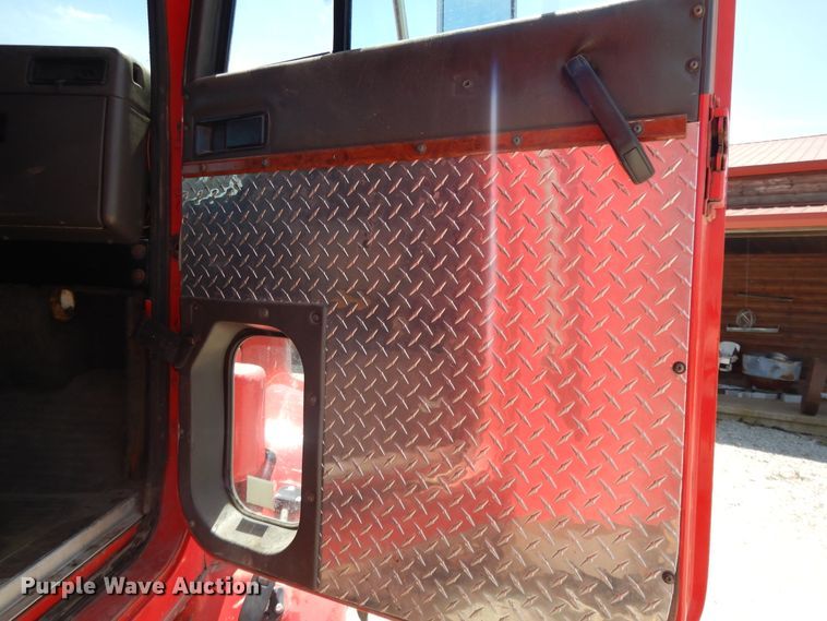 image for item DE5634 1995 International 9200 semi truck