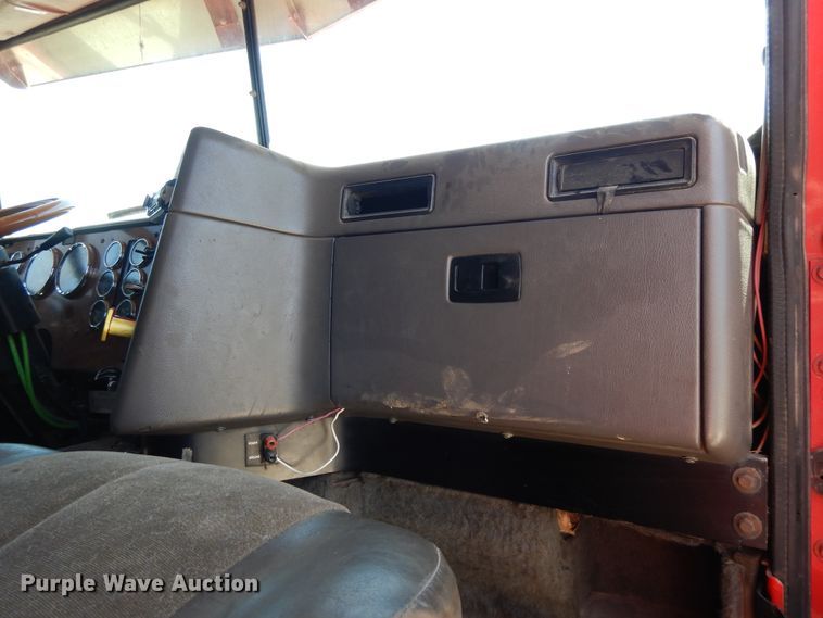 image for item DE5634 1995 International 9200 semi truck