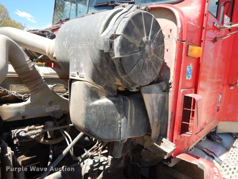 image for item DE5634 1995 International 9200 semi truck