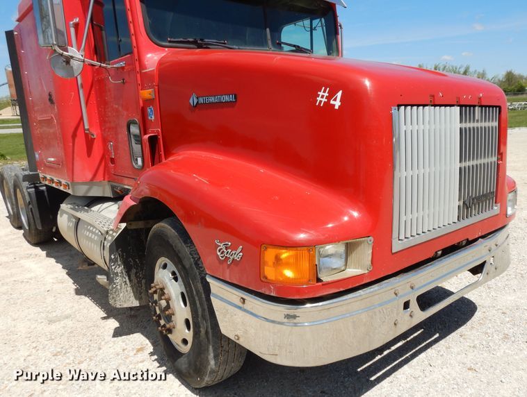 image for item DE5634 1995 International 9200 semi truck