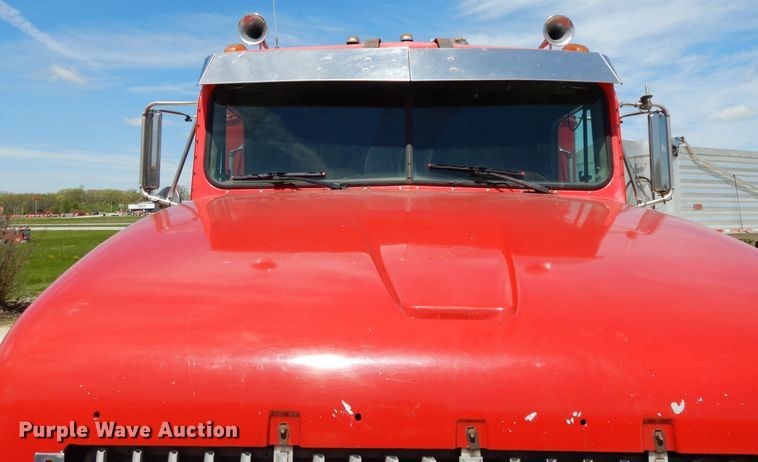 image for item DE5634 1995 International 9200 semi truck