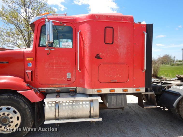 image for item DE5634 1995 International 9200 semi truck