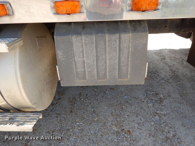 image for item DE5634 1995 International 9200 semi truck