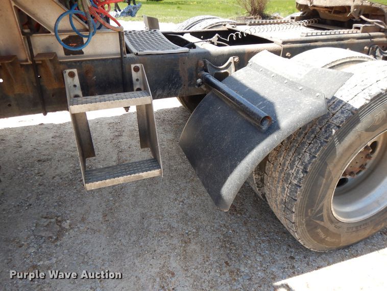 image for item DE5634 1995 International 9200 semi truck