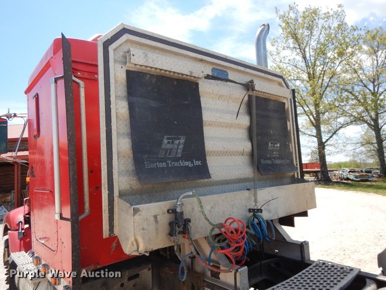 image for item DE5634 1995 International 9200 semi truck