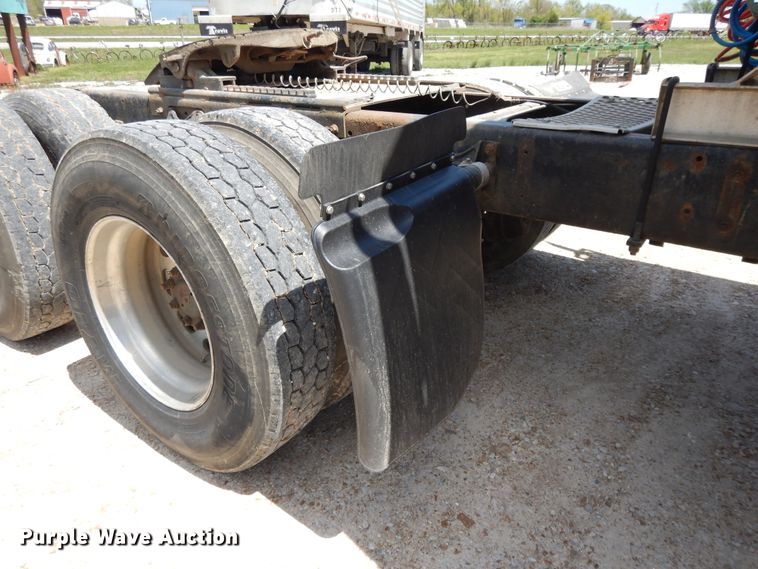 image for item DE5634 1995 International 9200 semi truck