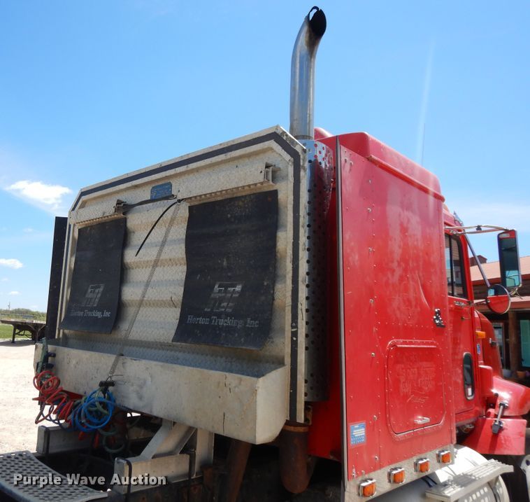 image for item DE5634 1995 International 9200 semi truck