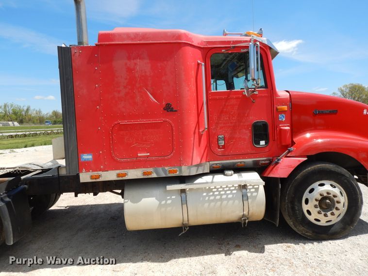 image for item DE5634 1995 International 9200 semi truck
