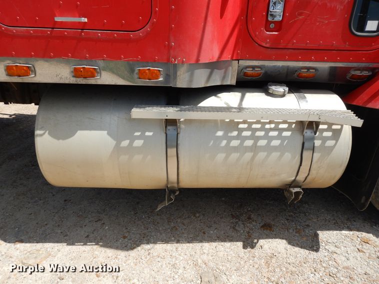 image for item DE5634 1995 International 9200 semi truck