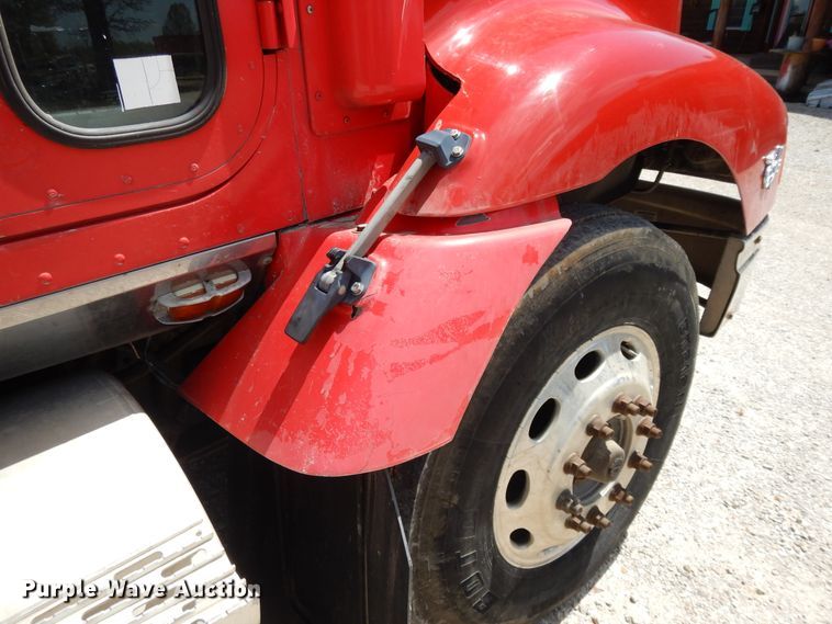 image for item DE5634 1995 International 9200 semi truck